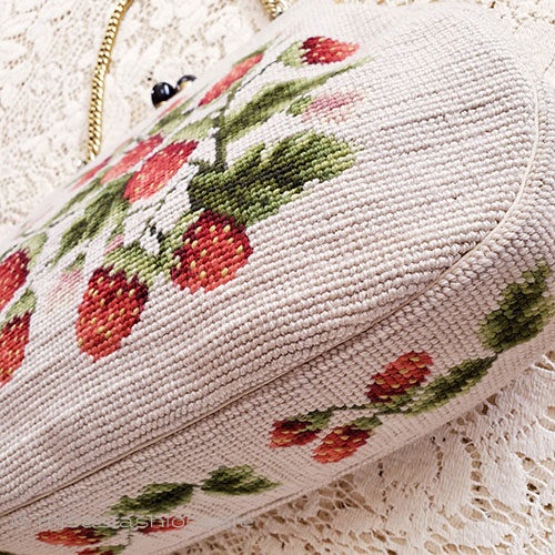 （画像用） ビンテージバッグ（大） 苺イチゴ刺繍プチポアン