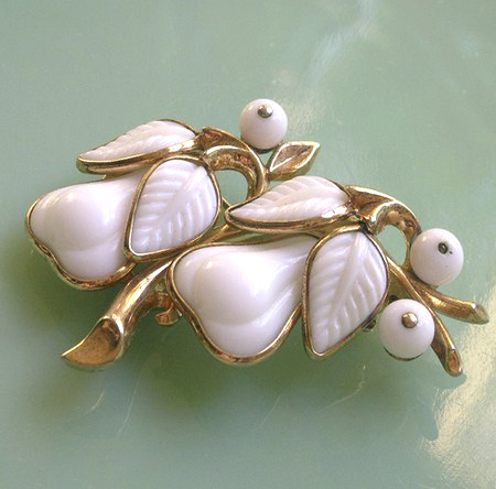 （画像用） Trifari洋梨ブローチ