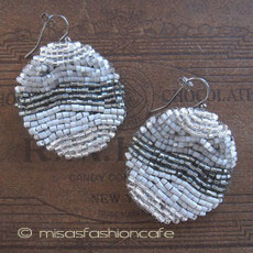 （画像用） Lavish　大振りピアス 　ガラスビーズ刺繍