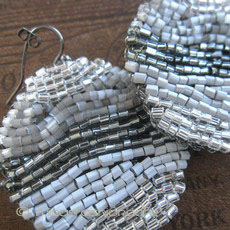 （画像用） Lavish　大振りピアス 　ガラスビーズ刺繍