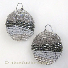 （画像用） Lavish　大振りピアス 　ガラスビーズ刺繍