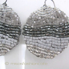 （画像用） Lavish　大振りピアス 　ガラスビーズ刺繍