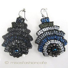 （画像用） Lavish 大振りピアス ４カラービーズ刺繍