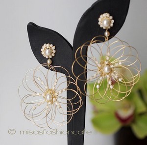 （画像用） Lavish ピアス 18Kgpワイヤーフラワー