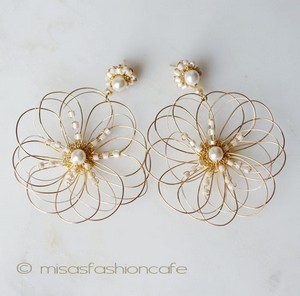 （画像用） Lavish ピアス 18Kgpワイヤーフラワー