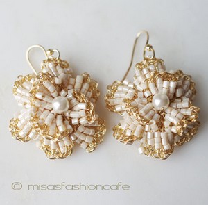 （画像用） Lavish ピアス 18Kgpアイボリーフラワー