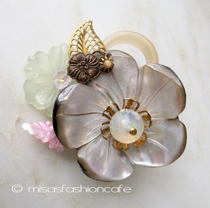 （画像用） NY ブローチ 　お花 マザーオブパール