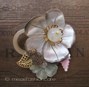 （画像用） NY ブローチ 　お花 マザーオブパール