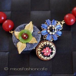 （画像用） NY お花ネックレス ブリック・ブラウン