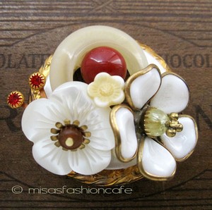 （画像用） NY ブローチ 花 MOP ベークライト
