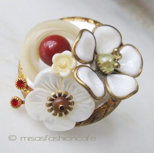 （画像用） NY ブローチ 花 MOP ベークライト
