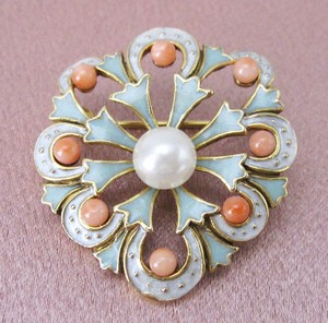 （画像用） 天然珊瑚　ブローチ