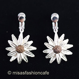 （画像用） ピアス　または　クリップ デイジーの花