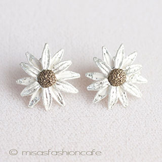 （画像用） Michaud ピアス　　 　デイジーの花