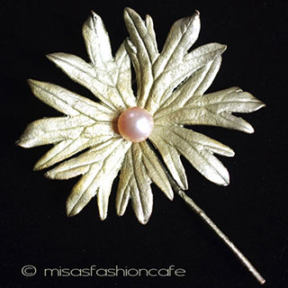 （画像用） マイケルミショー ブローチ 真珠　ゼラニウムの花