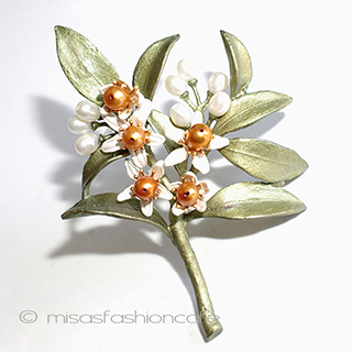 （画像用） マイケルミショーブローチ オレンジの花　真珠