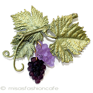 （画像用） マイケルミショーブローチ 揺れるアートガラスの葡萄