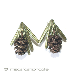 （画像用） マイケルミショー　 松ぼっくり　ピアス