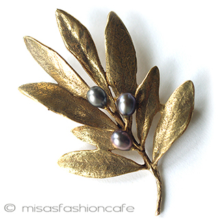 （画像用） 真珠オリーブの実 ボタニカルブローチ