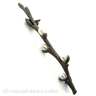（画像用） 真珠の猫柳ブローチ