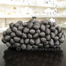 （画像用） SANTI サンティ クラッチ 　シルク・ポンポン