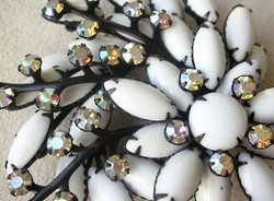 （画像用） ミルクガラス　ブローチ