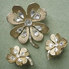 （画像用） クラウンTrifari　ブローチ＆イヤリングセット