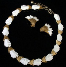 （画像用） クラウンTrifari　ネックレス＆イヤリングセット