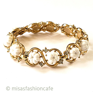 （画像用） ヴィンテージアクセサリー トリファリ　白い花