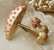 （画像用） クラウントリファリ Trifariきのこブローチ