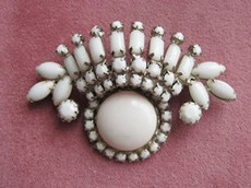 （画像用） ミルクガラス　ブローチ