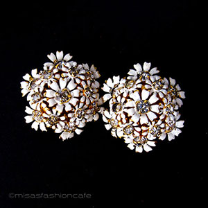 （画像用） Sandor花イヤリング 白いフラワーブーケ