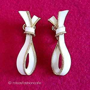 （画像用） Trifari　 トリファリ 白リボン　イヤリング