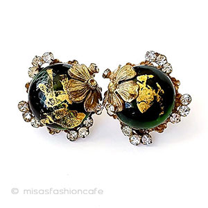 （画像用） Robert刻印イヤリング グリーンガラスと金花