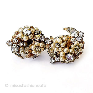 （画像用） Robert刻印イヤリング パール・ビジューの花