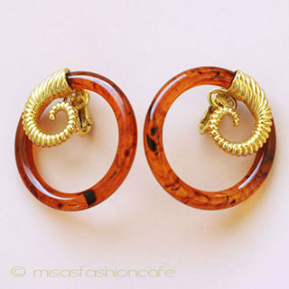 （画像用） クラウンTrifariイヤリング ラム羊・べっ甲柄フープ