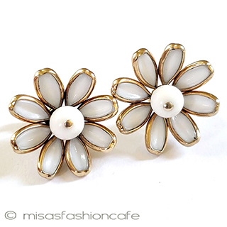 （画像用） Ｔｒｉｆａｒｉ　 トリファリ ミルクガラス花イヤリング