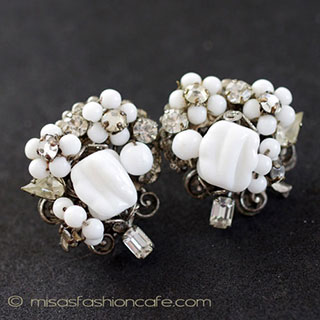 （画像用） Robert刻印イヤリング ミルクガラスのお花