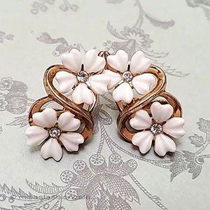 （画像用） Trifari　 トリファリ 白花　イヤリング