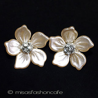 （画像用） 大振りパールの花イヤリング