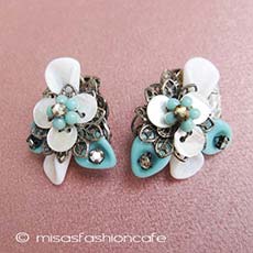 （画像用） Robert　花イヤリング グリーン・ミルクガラス