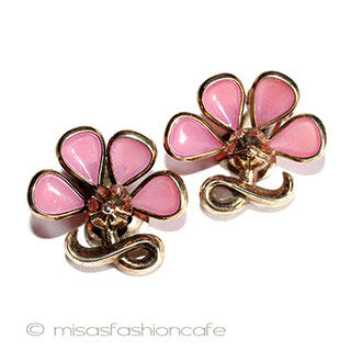 （画像用） Ｔｒｉｆａｒｉ　 トリファリ ガラスお花イヤリング