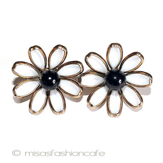 （画像用） Ｔｒｉｆａｒｉ　 トリファリ ガラスお花イヤリング