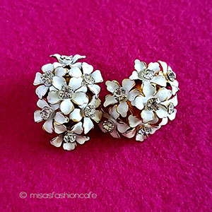 （画像用） Sandor花イヤリング 白いフラワーブーケ