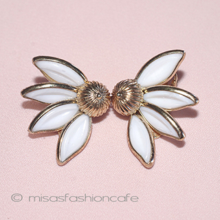 （画像用） Trifari　 トリファリ ガラスの花　イヤリング