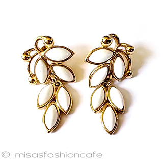 （画像用） Trifari　 トリファリ 白葉ドロップピアス