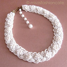 （画像用） ミルクガラス花ネックレス