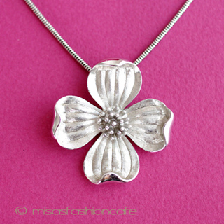 （画像用） Trifari　 トリファリ ハナミズキ花ネックレス