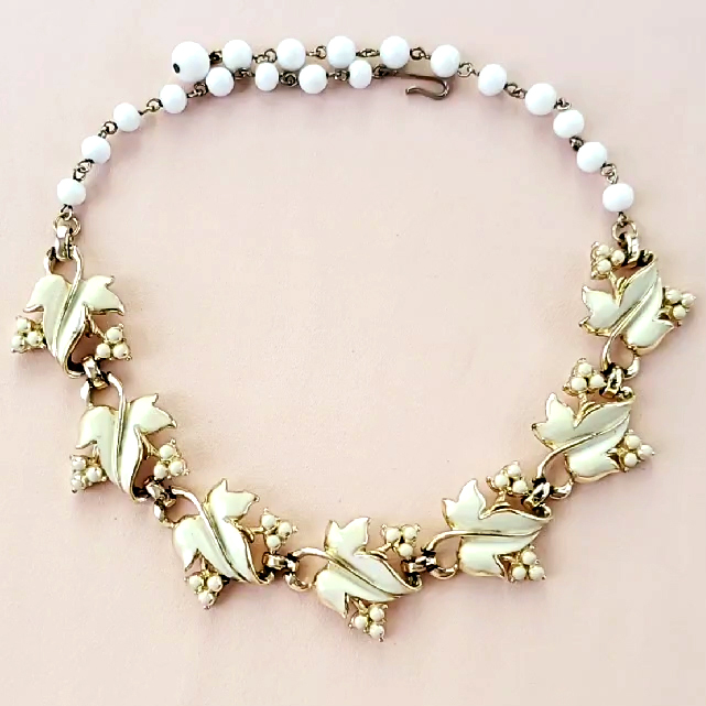（画像用） ヴィンテージアクセサリー CORO　白葉ネックレス