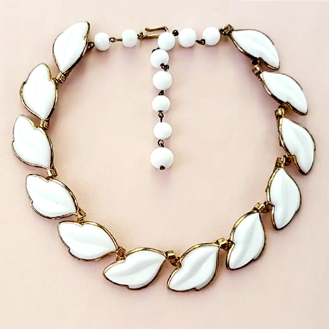 （画像用） ヴィンテージネックレス トリファリ　ミルクガラス